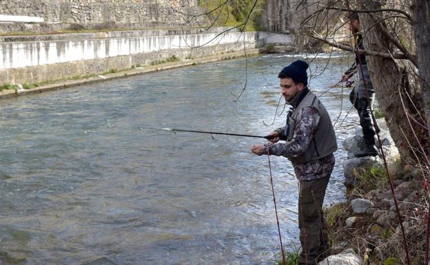 Un aficionado durante la pasada campaña de pesca en los ríos riojanos