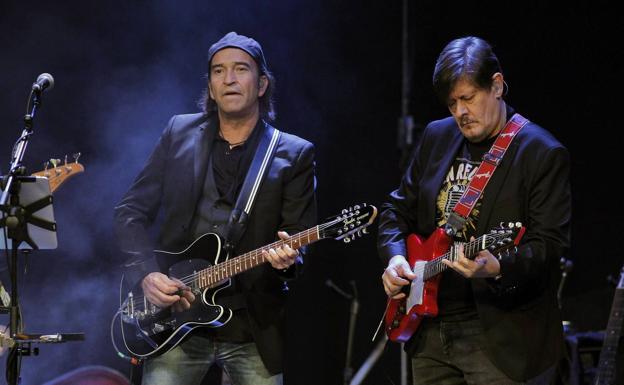 Los componentes de grupo Los Secretos, Álvaro Urquijo y Ramón Arroyo, durante un concierto. 