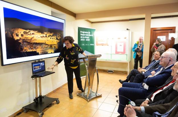 Esther Rubio, gerente de Rioja Suroriental, explica el proyecto de recuperación de las cuevas del Cidacos al comisario Hogan, al ministro de Agricultura, Luis Planas, y al resto de las autoridades. 