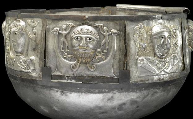 Fotografía facilitada por el Museo Nacional de Dinamarca del enorme caldero metálico celta de 100-1 AC descubierto en Gundestrup ornamentado con grabados de dioses y animales.