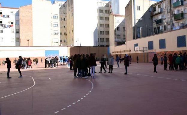 Grupos de alumnos durante un recreo en el patio de Escolapios. 