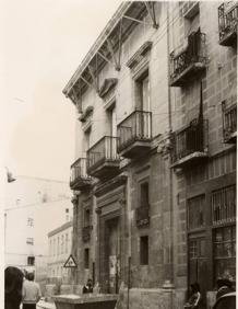 Imagen secundaria 2 - Documento notarial del siglo XVI, las firmas de Espartero, su esposa Jacinta y Juan Domingo Santa Cruz y las obras de construcción del Archivo en 1981.