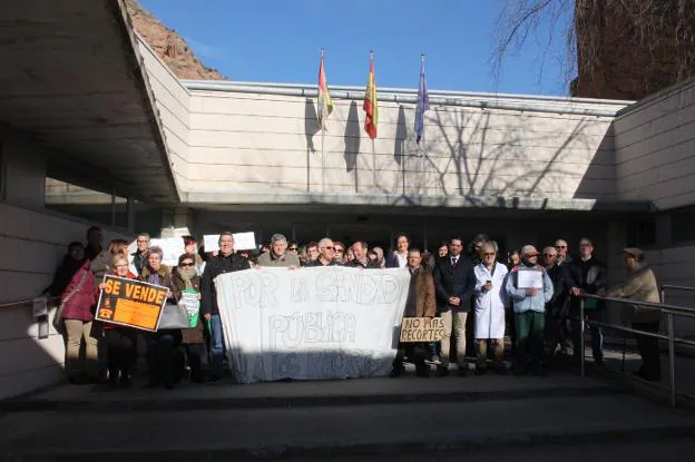 Vecinos, profesionales y representantes del Ayuntamiento, en la concentración de ayer. :: 