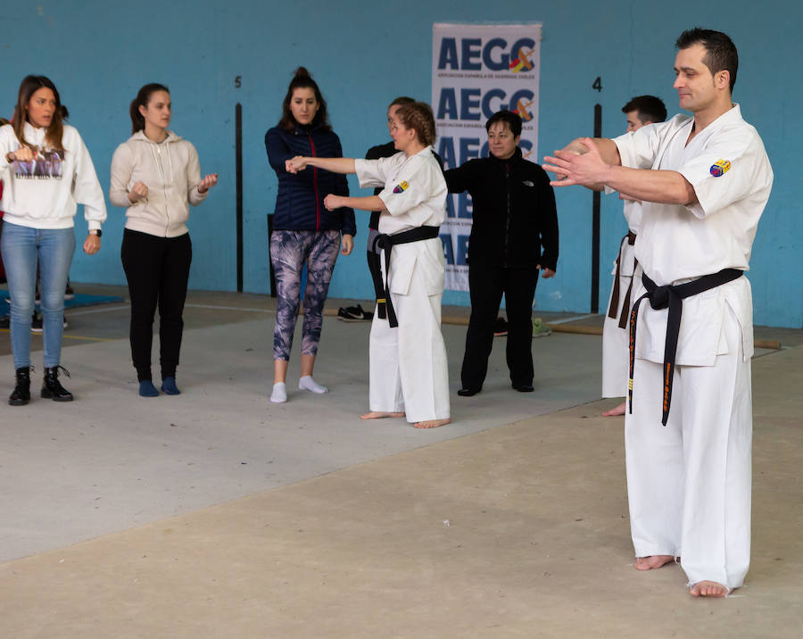Ciento cincuenta mujeres han tomado parte este sábado en un curso gratuito de técnicas de defensa personal organizado por la Asociación Española de Guardias Civiles (AEGC) en Logroño