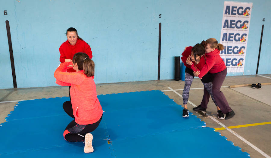 Ciento cincuenta mujeres han tomado parte este sábado en un curso gratuito de técnicas de defensa personal organizado por la Asociación Española de Guardias Civiles (AEGC) en Logroño