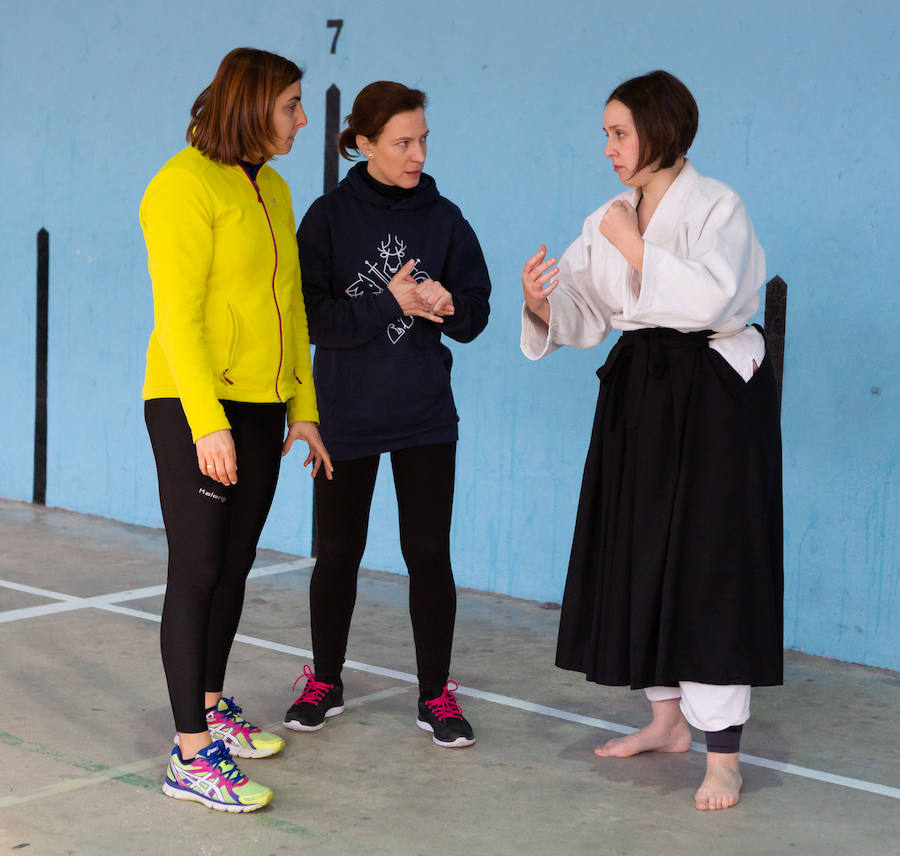 Ciento cincuenta mujeres han tomado parte este sábado en un curso gratuito de técnicas de defensa personal organizado por la Asociación Española de Guardias Civiles (AEGC) en Logroño