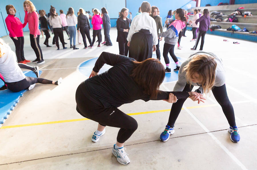 Ciento cincuenta mujeres han tomado parte este sábado en un curso gratuito de técnicas de defensa personal organizado por la Asociación Española de Guardias Civiles (AEGC) en Logroño