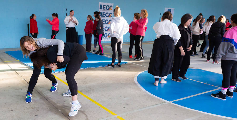 Ciento cincuenta mujeres han tomado parte este sábado en un curso gratuito de técnicas de defensa personal organizado por la Asociación Española de Guardias Civiles (AEGC) en Logroño