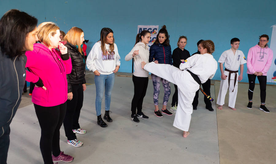 Ciento cincuenta mujeres han tomado parte este sábado en un curso gratuito de técnicas de defensa personal organizado por la Asociación Española de Guardias Civiles (AEGC) en Logroño