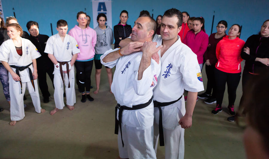 Ciento cincuenta mujeres han tomado parte este sábado en un curso gratuito de técnicas de defensa personal organizado por la Asociación Española de Guardias Civiles (AEGC) en Logroño