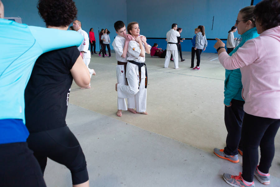 Ciento cincuenta mujeres han tomado parte este sábado en un curso gratuito de técnicas de defensa personal organizado por la Asociación Española de Guardias Civiles (AEGC) en Logroño