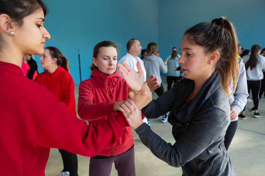 Ciento cincuenta mujeres han tomado parte este sábado en un curso gratuito de técnicas de defensa personal organizado por la Asociación Española de Guardias Civiles (AEGC) en Logroño