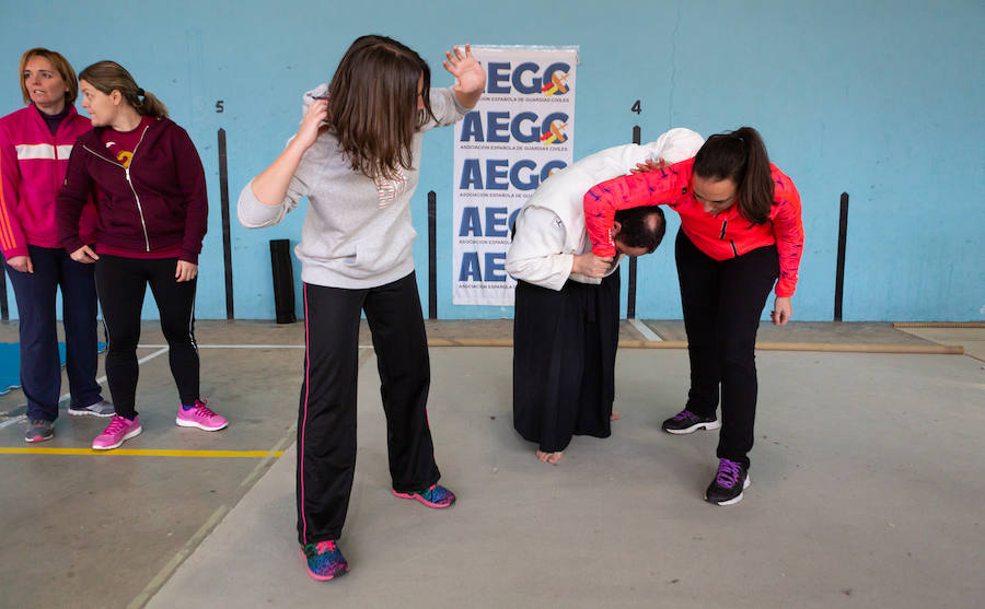 Ciento cincuenta mujeres han tomado parte este sábado en un curso gratuito de técnicas de defensa personal organizado por la Asociación Española de Guardias Civiles (AEGC) en Logroño