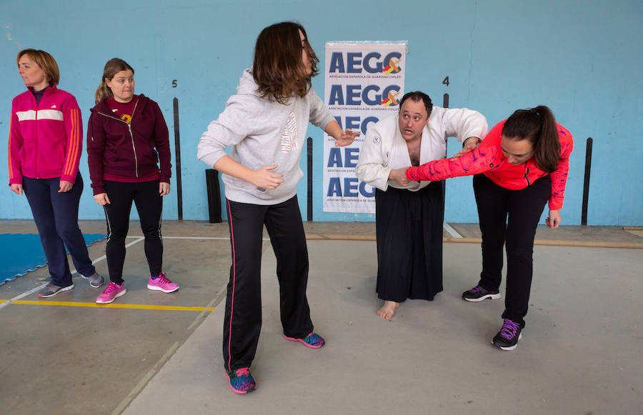 Ciento cincuenta mujeres han tomado parte este sábado en un curso gratuito de técnicas de defensa personal organizado por la Asociación Española de Guardias Civiles (AEGC) en Logroño