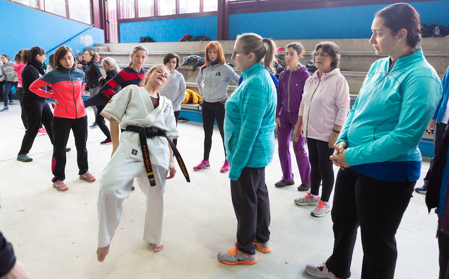 Ciento cincuenta mujeres han tomado parte este sábado en un curso gratuito de técnicas de defensa personal organizado por la Asociación Española de Guardias Civiles (AEGC) en Logroño