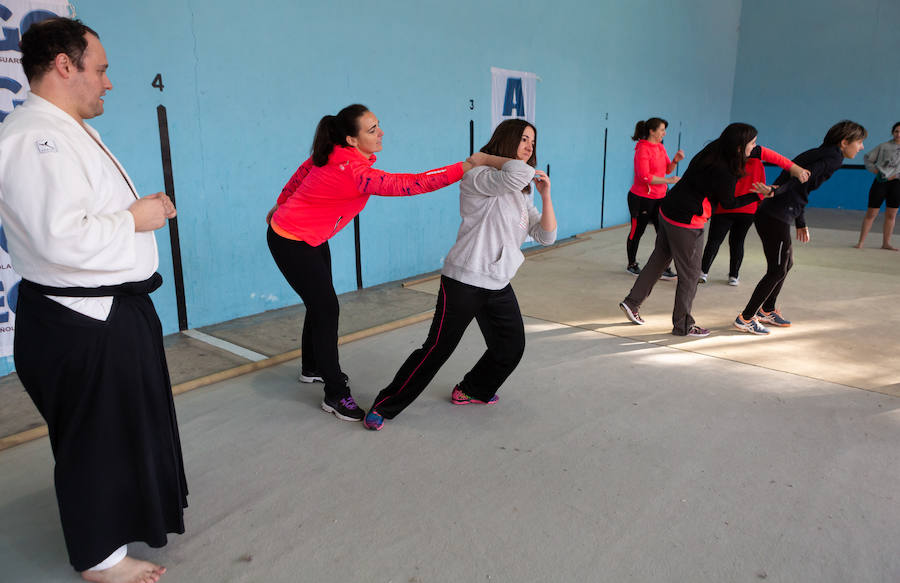 Ciento cincuenta mujeres han tomado parte este sábado en un curso gratuito de técnicas de defensa personal organizado por la Asociación Española de Guardias Civiles (AEGC) en Logroño