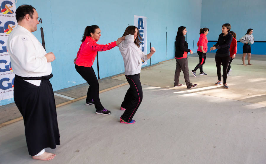 Ciento cincuenta mujeres han tomado parte este sábado en un curso gratuito de técnicas de defensa personal organizado por la Asociación Española de Guardias Civiles (AEGC) en Logroño