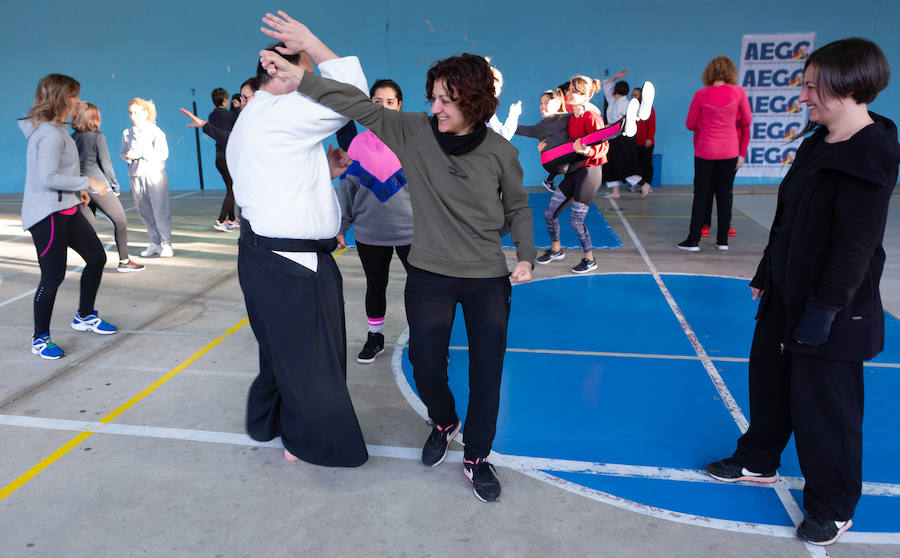 Ciento cincuenta mujeres han tomado parte este sábado en un curso gratuito de técnicas de defensa personal organizado por la Asociación Española de Guardias Civiles (AEGC) en Logroño