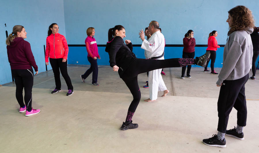 Ciento cincuenta mujeres han tomado parte este sábado en un curso gratuito de técnicas de defensa personal organizado por la Asociación Española de Guardias Civiles (AEGC) en Logroño