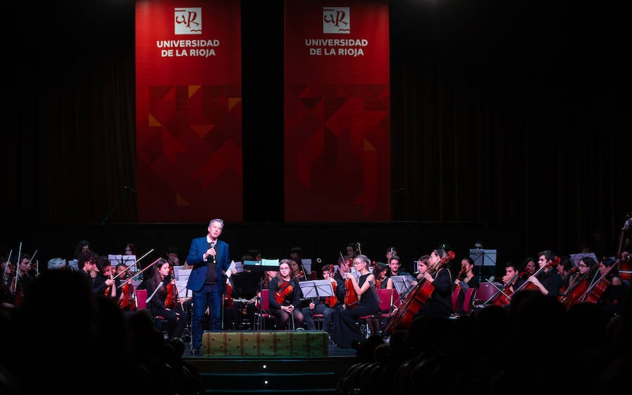 La Joven Orquesta de la Universidad de La Rioja (UR), bajo la batuta de Jesús Ubis, ofreció el sábado un concierto titulado 'Exotismo y Folklore en la Zarzuela', en el auditorio municipal de Logroño.