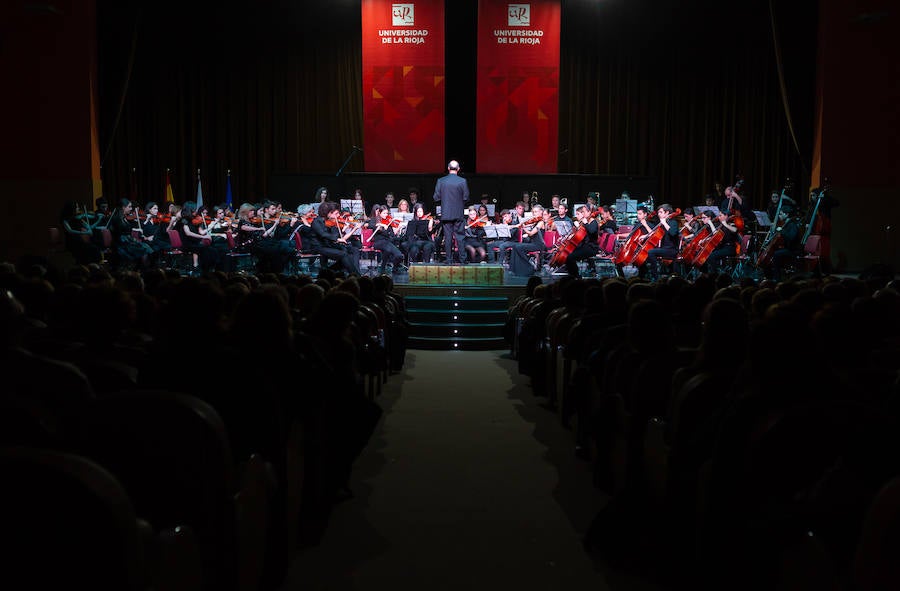 La Joven Orquesta de la Universidad de La Rioja (UR), bajo la batuta de Jesús Ubis, ofreció el sábado un concierto titulado 'Exotismo y Folklore en la Zarzuela', en el auditorio municipal de Logroño.