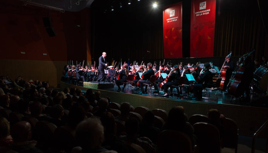 La Joven Orquesta de la Universidad de La Rioja (UR), bajo la batuta de Jesús Ubis, ofreció el sábado un concierto titulado 'Exotismo y Folklore en la Zarzuela', en el auditorio municipal de Logroño.