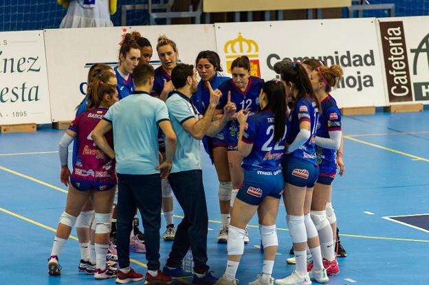 Alberto Avellaneda da instrucciones a sus jugadoras. :: 