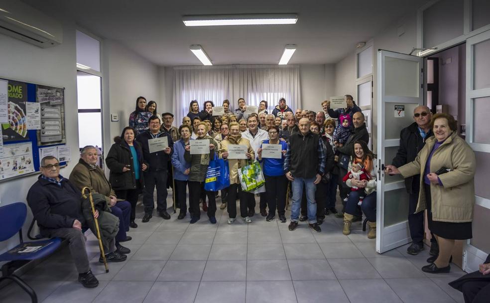 Pacientes del centro de salud de Entrena arropan a su médico durante la movilización del pasado miércoles. 