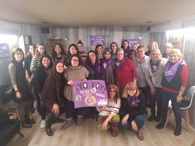 Algunas participantes en la reunión feminista el viernes. :: s.s.j.