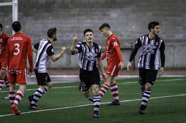 Joseba celebra el único gol del partido que daba la victoria al Haro Deportivo en su partido en el Mazo contra la Oyonesa. 