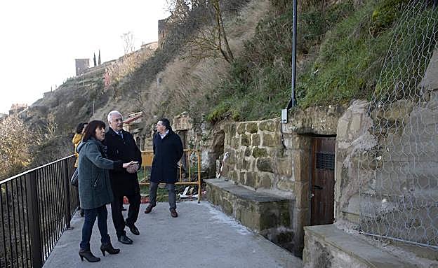 José Ignacio Ceniceros, presidente del Gobierno riojano, visitando el resultado de las obras. 