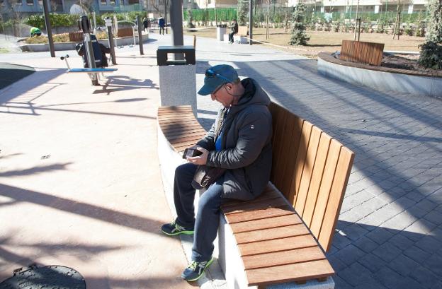 Un vecino aprovecha el buen día para descansar en un banco. 