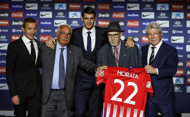 Manuel Briñas, entre Morata y Enrique Cerezo, en la presentación del delantero. 