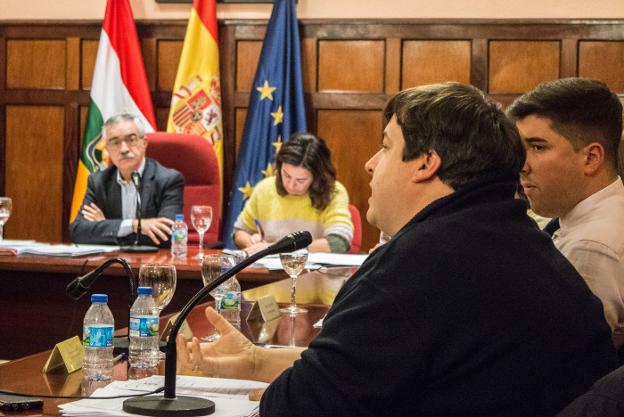 García Metola sigue la intervención de Barrón en el pleno del pasado 30 de octubre. :: 