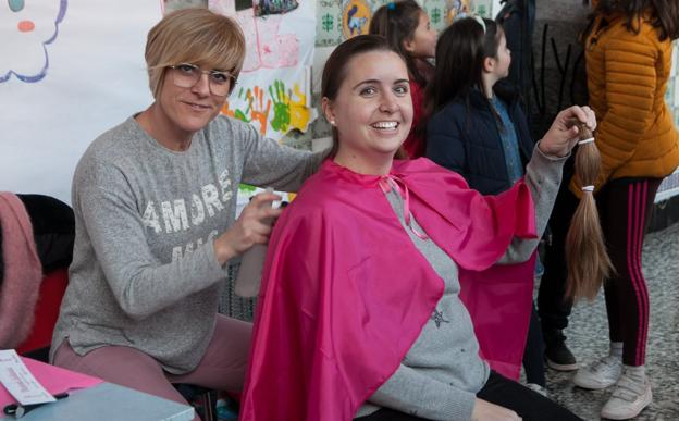 Mar muestra su coleta de 30 centímetros que el colegio Escolapios donará a 'Mechones Solidarios'. 