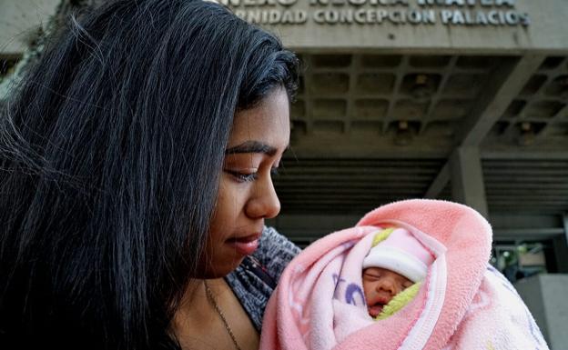 Génesis Valdez, con su bebé prematuro, ante La Maternidad.