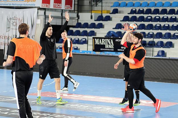 Moreira busca el pase durante el entrenamiento realizado por el Logroño tras aterrizar en Saint Raphäel. 