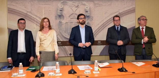 Alfonso Domínguez, Begoña Martínez Arregui, Diego Ubis, Tomás Martínez y Jesús Ángel Garrido, en la firma del acuerdo de líneas de actuación rubricado ayer en el Parlamento regional.