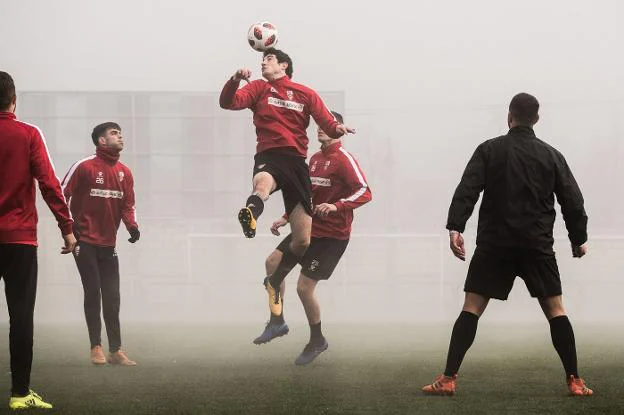 Bobadilla cabecea un balón entre la niebla durante un entrenamiento de esta semana. 