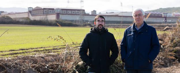 Juan José Fuentes Berganzo e Hilario Rodríguez González, con la cárcel de Logroño al fondo. 