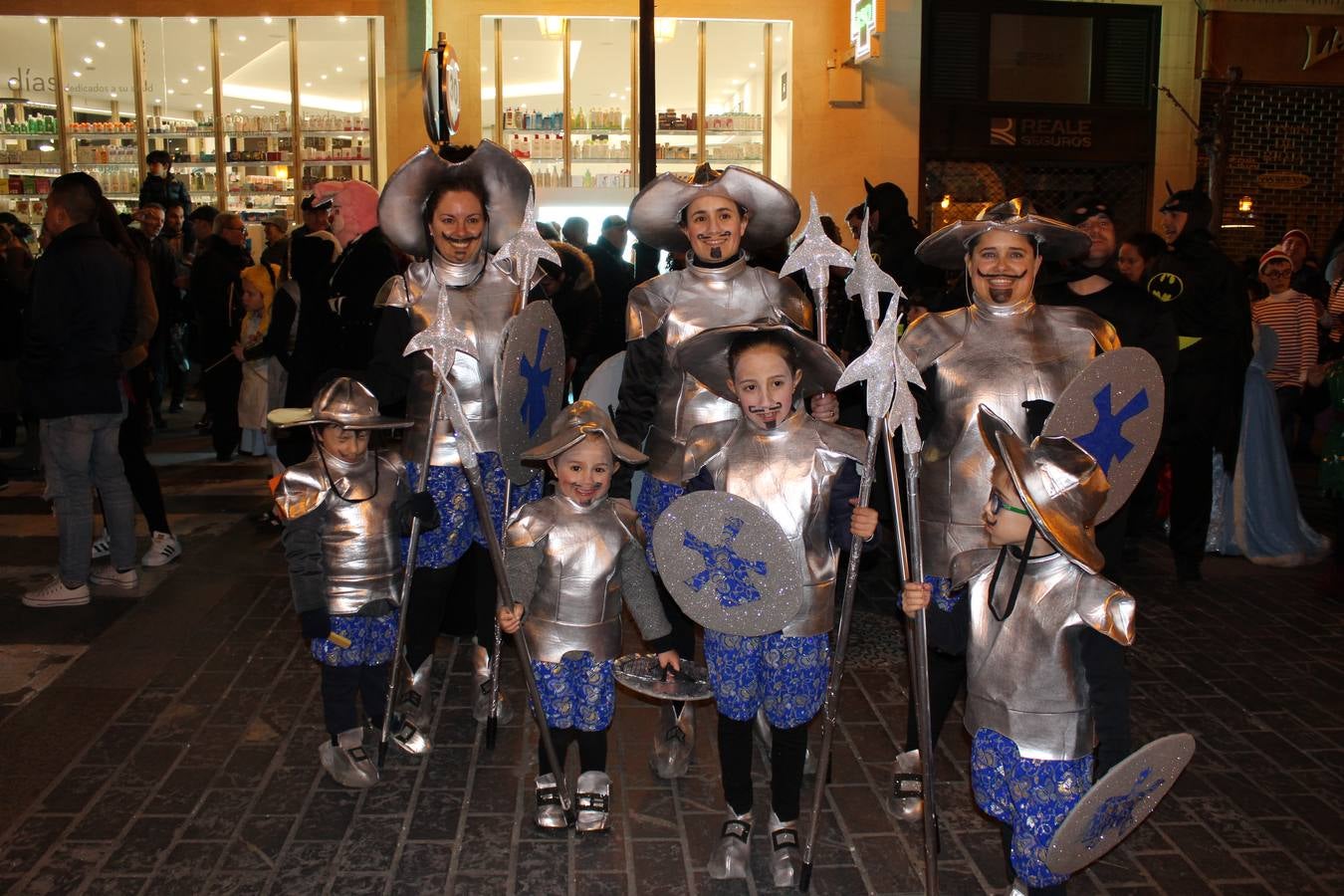 El gran desfile de Carnaval de Calahorra congregó a mayores y pequeños y terminó en la avenida del Pilar donde continuó la ambientación musical con 'Dj Casual'