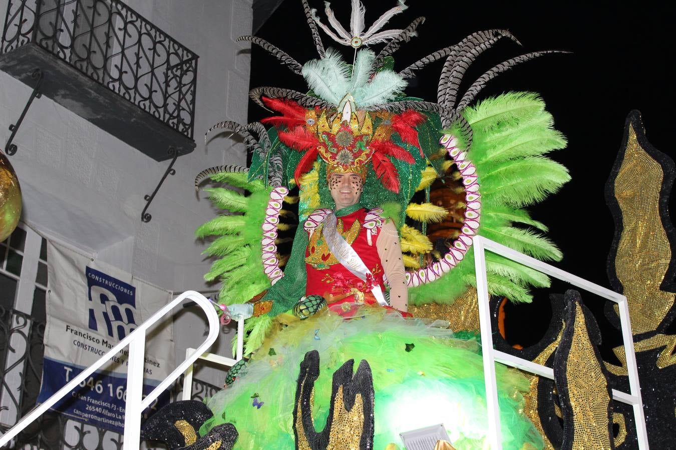 El gran desfile de Carnaval de Calahorra congregó a mayores y pequeños y terminó en la avenida del Pilar donde continuó la ambientación musical con 'Dj Casual'