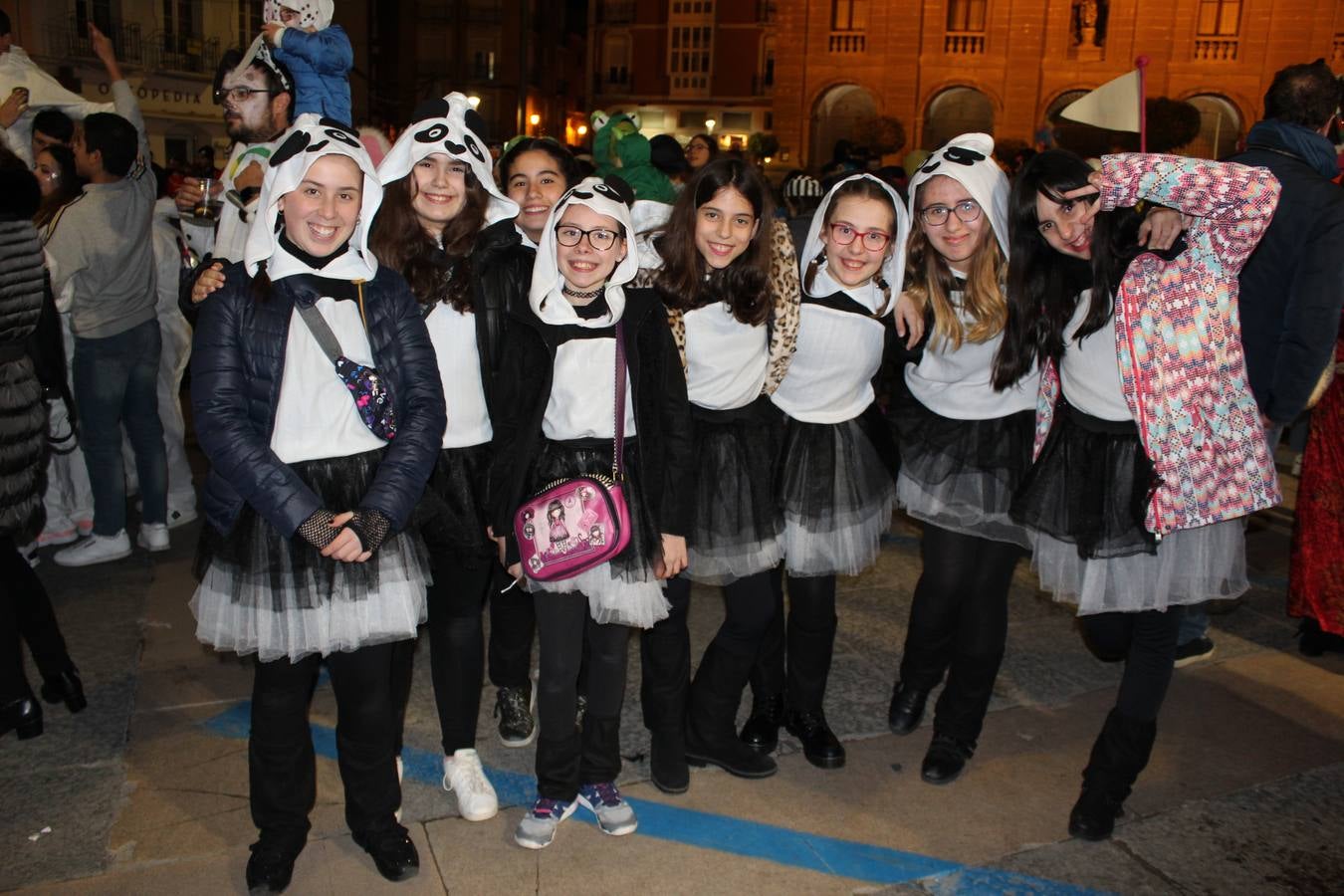 El gran desfile de Carnaval de Calahorra congregó a mayores y pequeños y terminó en la avenida del Pilar donde continuó la ambientación musical con 'Dj Casual'