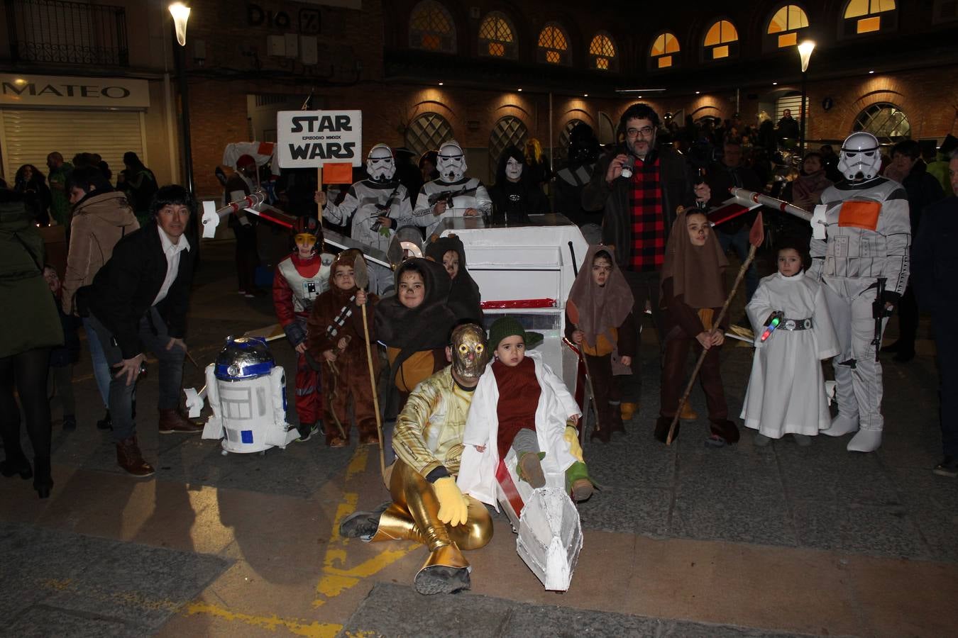 El gran desfile de Carnaval de Calahorra congregó a mayores y pequeños y terminó en la avenida del Pilar donde continuó la ambientación musical con 'Dj Casual'