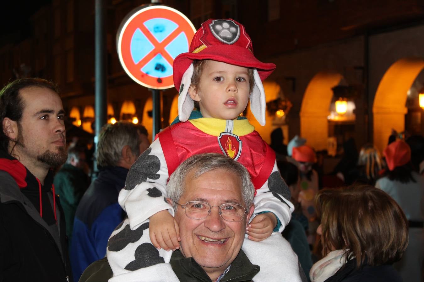 El gran desfile de Carnaval de Calahorra congregó a mayores y pequeños y terminó en la avenida del Pilar donde continuó la ambientación musical con 'Dj Casual'