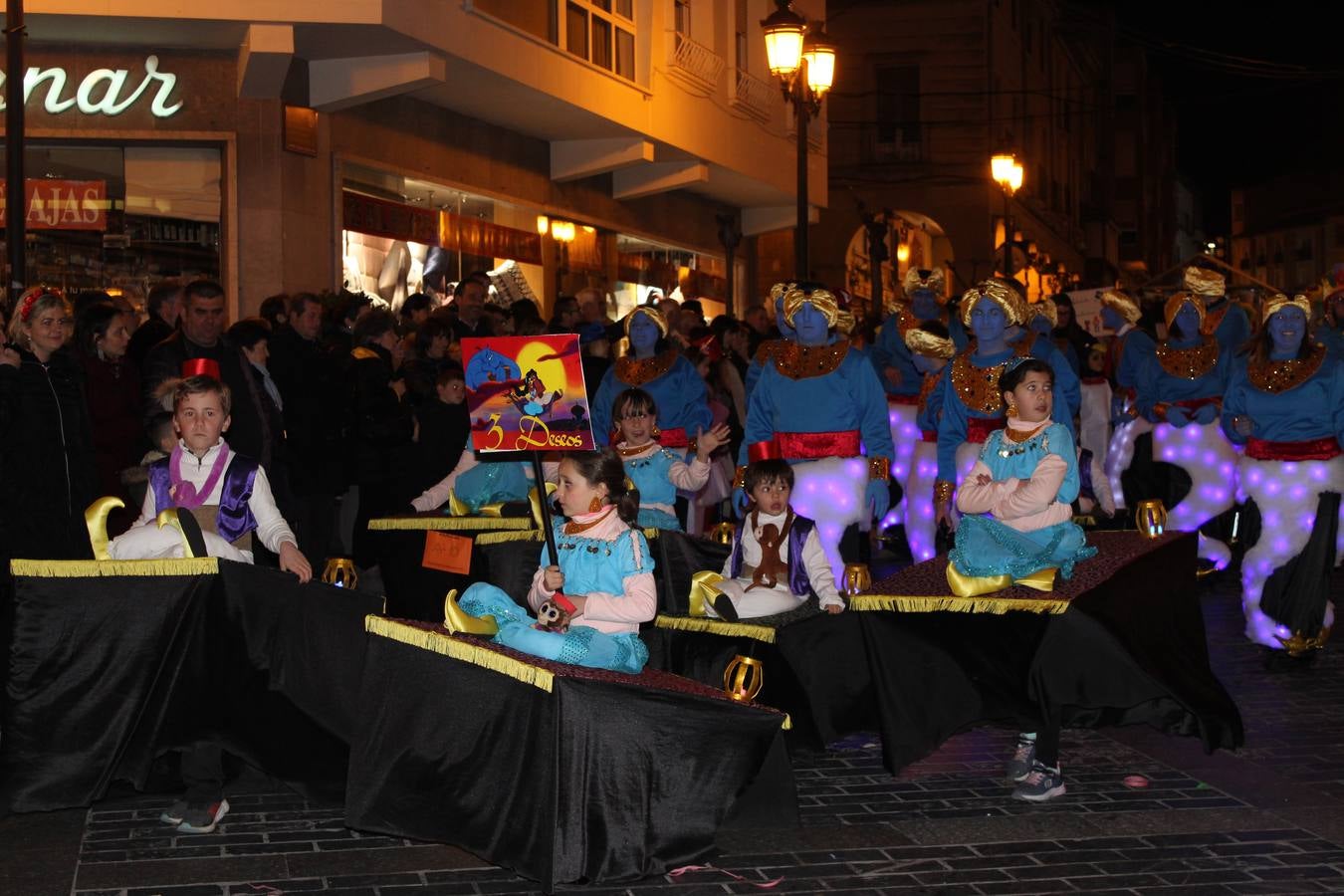 El gran desfile de Carnaval de Calahorra congregó a mayores y pequeños y terminó en la avenida del Pilar donde continuó la ambientación musical con 'Dj Casual'