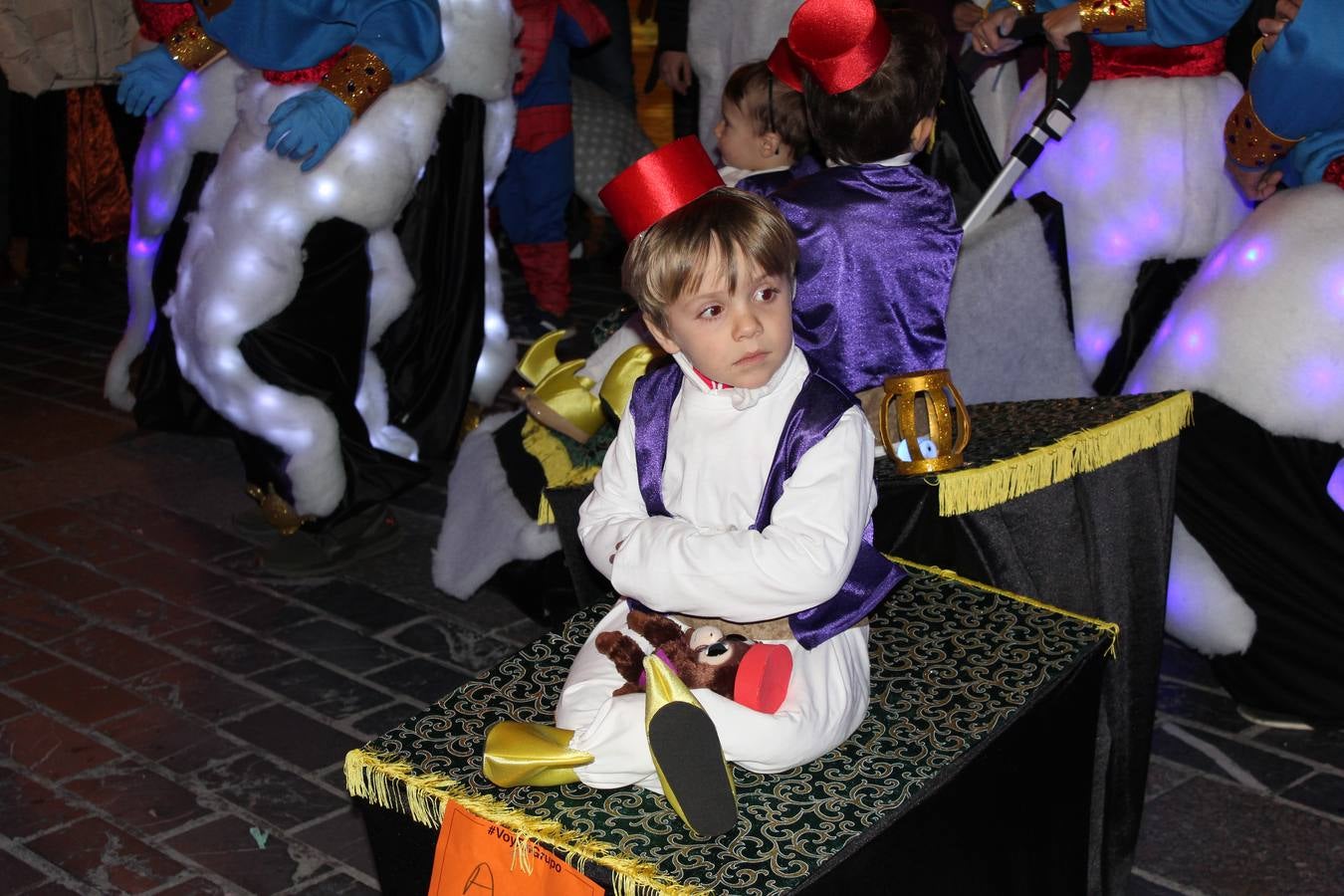 El gran desfile de Carnaval de Calahorra congregó a mayores y pequeños y terminó en la avenida del Pilar donde continuó la ambientación musical con 'Dj Casual'