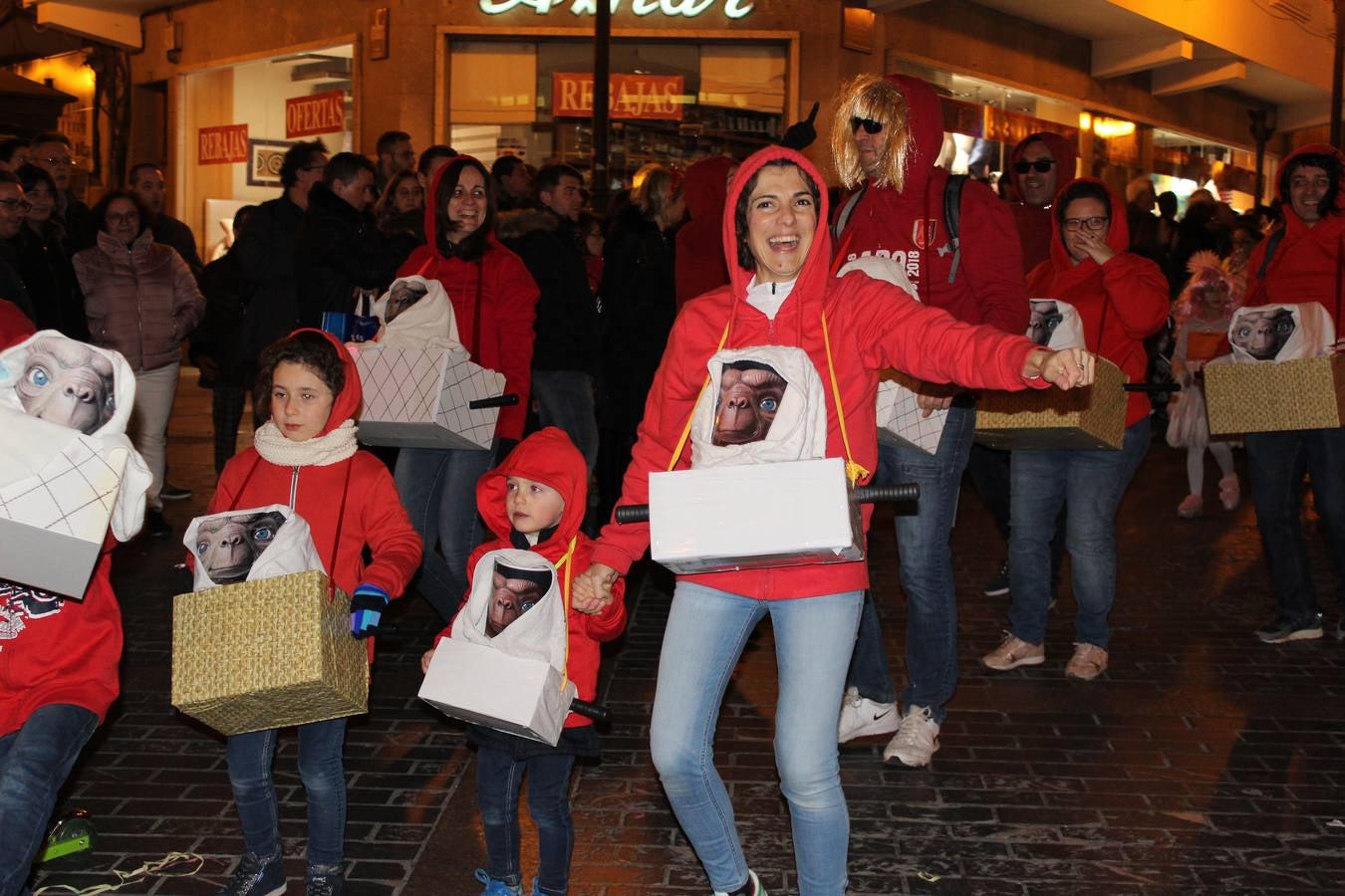 El gran desfile de Carnaval de Calahorra congregó a mayores y pequeños y terminó en la avenida del Pilar donde continuó la ambientación musical con 'Dj Casual'