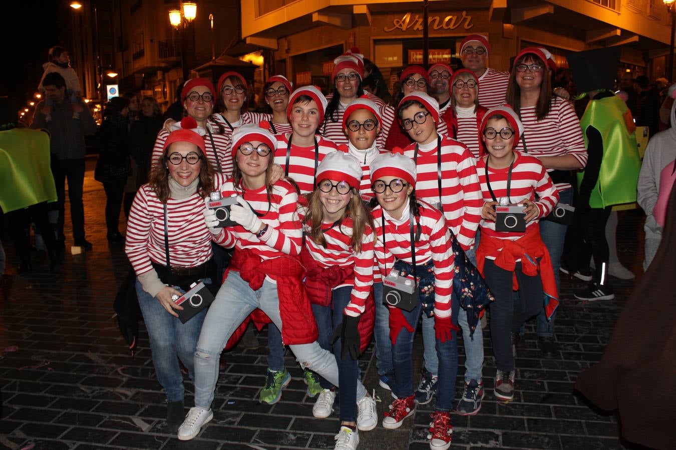 El gran desfile de Carnaval de Calahorra congregó a mayores y pequeños y terminó en la avenida del Pilar donde continuó la ambientación musical con 'Dj Casual'