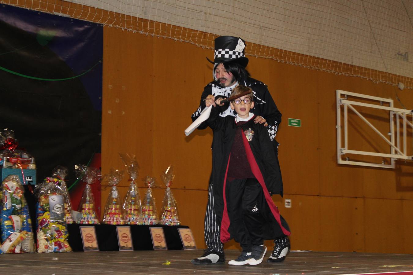 El gran desfile de Carnaval de Calahorra congregó a mayores y pequeños y terminó en la avenida del Pilar donde continuó la ambientación musical con 'Dj Casual'